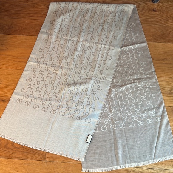 Guaranteed Authentic Gucci GG Logo Scarf - Picture 5 of 8